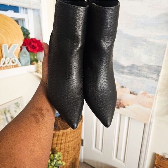 Qupid Snakeskin Print Elastic Side Ankle Booties - Size 8.5 - Picture 10 of 15